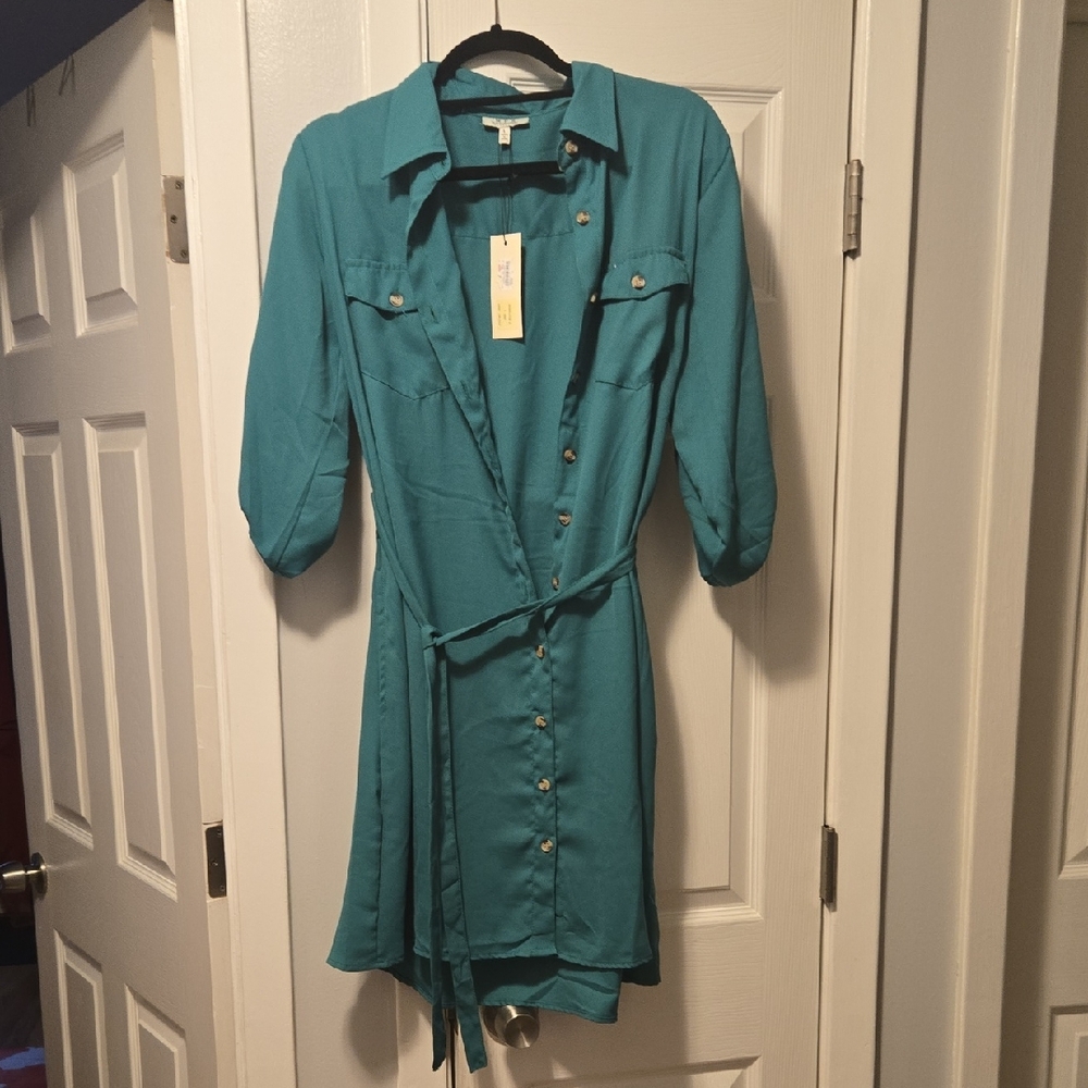 Chic Button-Down Midi Shirt Dress 💚